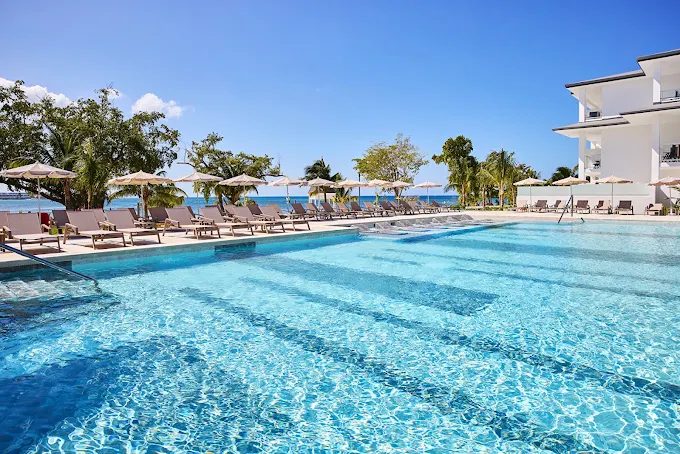 Piscina con vista al mar